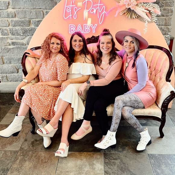 Meet your Posher, Erin :instagram @graybuffalo_ - Picture 5 of 9